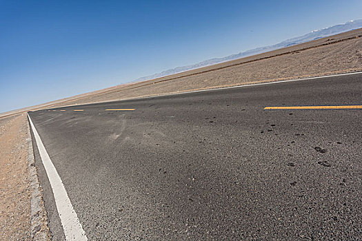 中国西部荒野道路