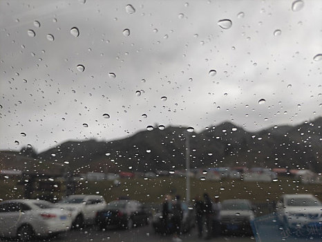车窗的雨