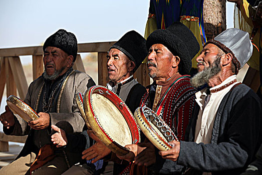 新疆,老人,维吾尔族,胡子,礼帽,街头,歌舞,手鼓,艺人,激情