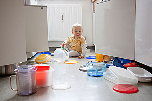 男孩,1岁,厨房