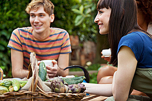 朋友,坐,花园,篮子,新鲜,蔬菜