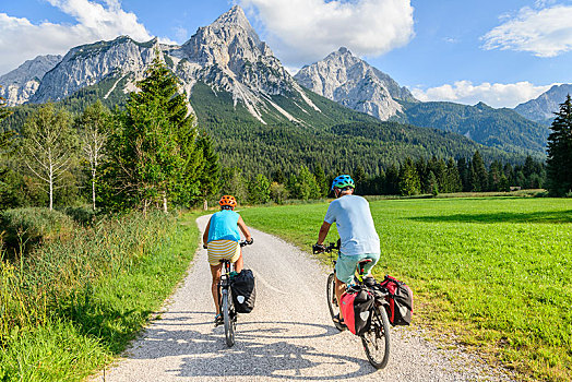 两个,山地车手,自行车道,高山,穿过,背影,山景,提洛尔,阿尔卑斯山,靠近,埃尔瓦尔德,奥地利,欧洲