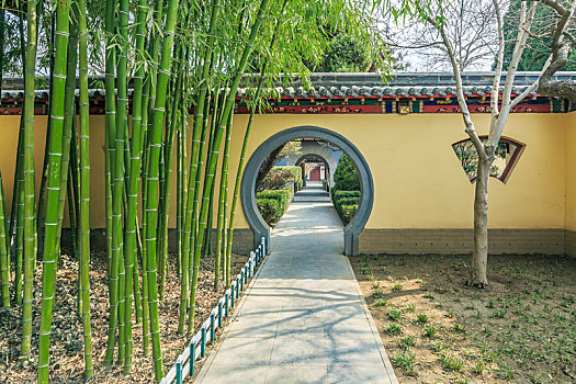 中式园林墙园林门,拍摄于中国山东省淄博市临淄区姜太公祠