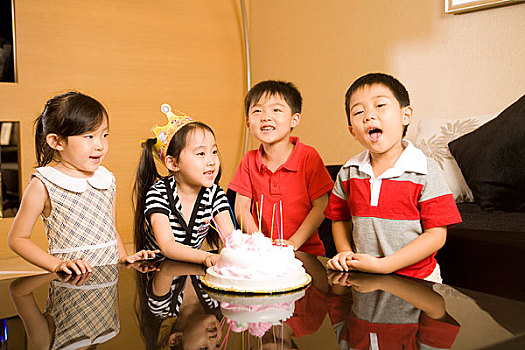 一群小孩在过生日