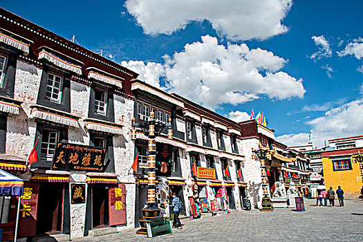 西藏拉萨大昭寺外围