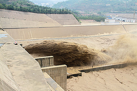 黄河小浪底水库排沙壮观场面