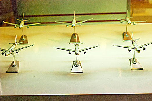 机场候机大厅展示的飞机模型