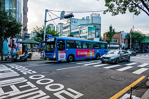 首尔公共汽车正行驶在路上