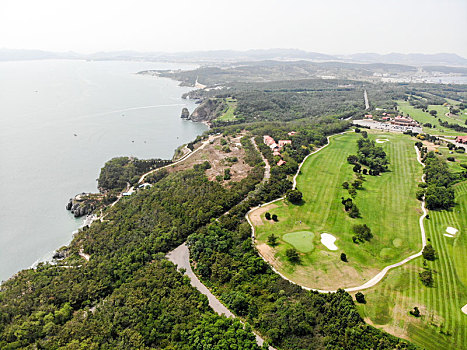 航拍辽宁大连滨海国家地质公园金石滩园区东部景区,金石滩国家旅游度假区内,金石高尔夫俱乐部的高尔夫球场草坪