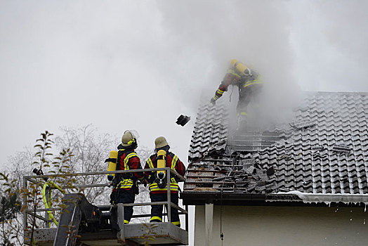 消防员,穿,呼吸,设备,灭火,屋顶,火,房瓦,进入,巴登符腾堡,德国,欧洲