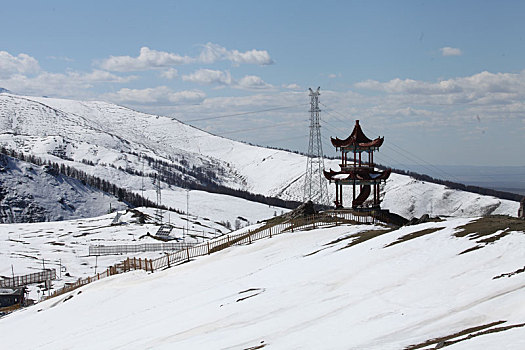 新疆哈密五月飞雪,扮靓巍巍天山