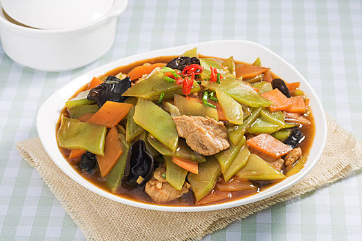 中式家常菜肴莴笋胡萝卜木耳炒肉片