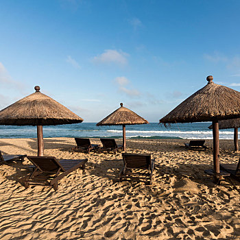 海南万宁香水湾沙滩上的遮阳棚和躺椅