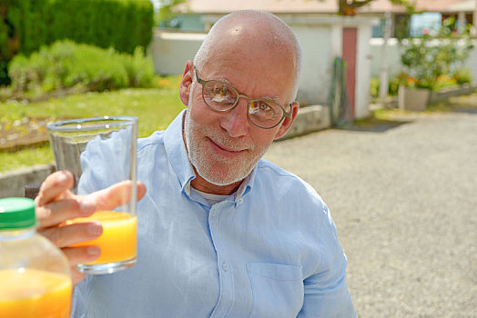 老人,喝,橙汁,花园
