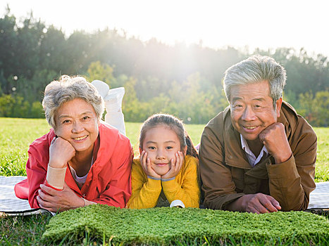快樂的祖孫三人在公園合影