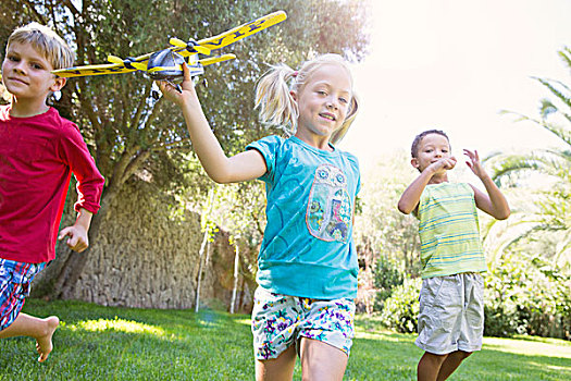 三个孩子,花园,跑,飞机模型