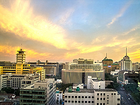 夕阳下的北京电信电报大厦与中国人民银行