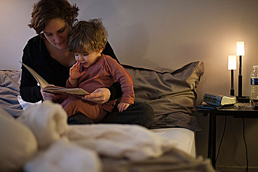 母亲,拿着,幼儿,儿子,读,睡前故事,床上