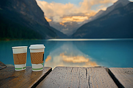 路易斯湖,咖啡杯,日出,班芙国家公园,山,树林,加拿大