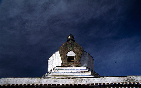西藏白塔顶部