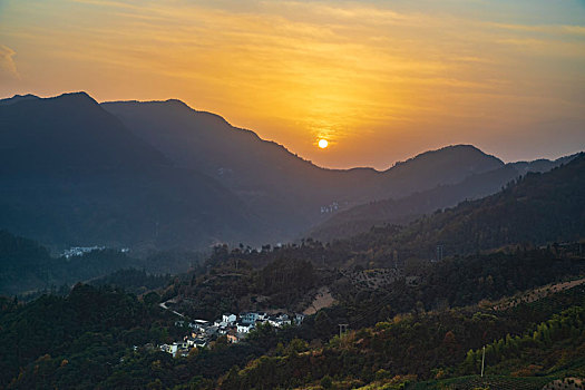 雾锁山村