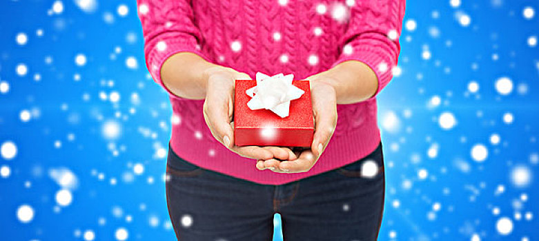 圣诞节,休假,人,概念,特写,女人,粉色,毛衣,拿着,礼盒,蓝色,雪,背景