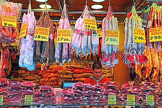 市场货摊,意大利腊肠,火腿,巴塞罗那,西班牙