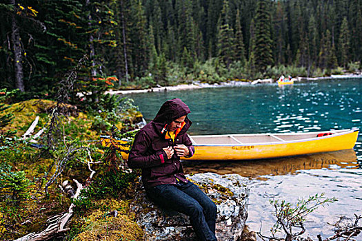 中年,男人,坐,独木舟,冰碛湖,俯视,紧固,防水,外套,班芙国家公园,艾伯塔省,加拿大