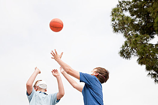 两个男孩,穿,防尘口罩,玩,篮球