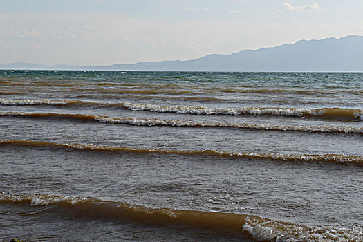 浊浪抚仙湖