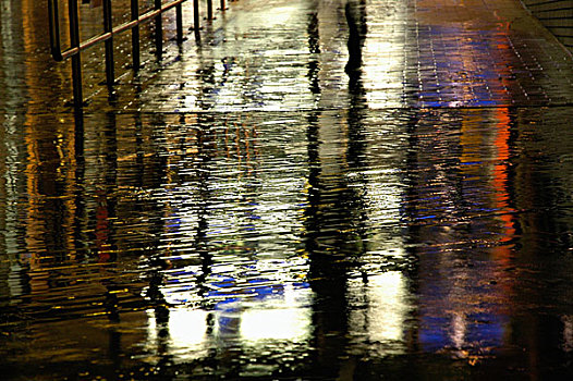 男人,走,雨,坡道,夜晚,剪影,街道,反射,水的,表面,碉堡,人行道
