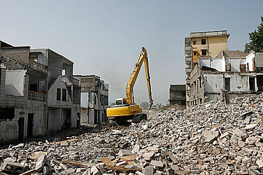 拆除中的建筑废墟