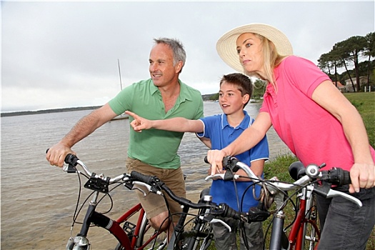 家庭,骑自行车,站立,湖