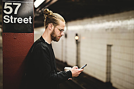 男人,智能手机,地铁站台