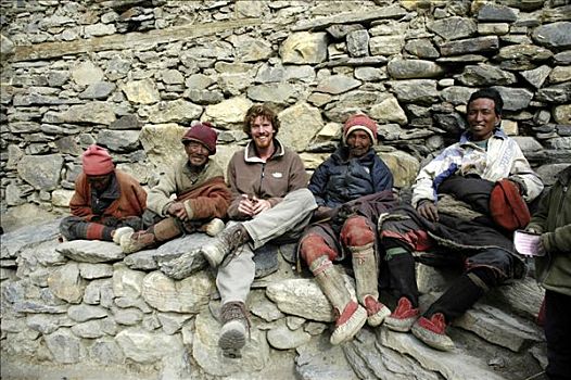 四个,友好,男人,传统服饰,毛织品,西部,登山者,坐,墙壁,安娜普纳地区,尼泊尔