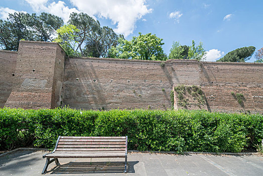 路边的长椅和古老的城墙