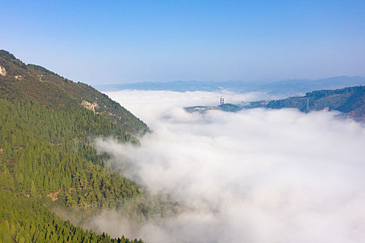 航拍山间云海上的风光