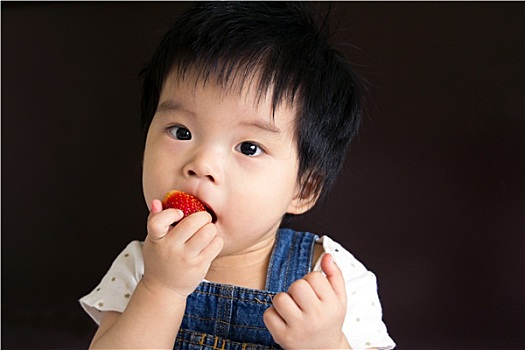 小,女婴,吃,草莓
