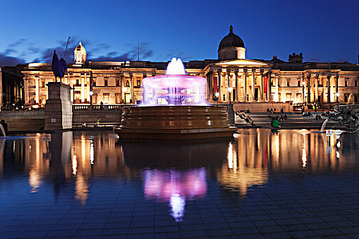 喷泉,骑马雕像,正面,国家美术馆,特拉法尔加广场,伦敦,英格兰,英国,欧洲