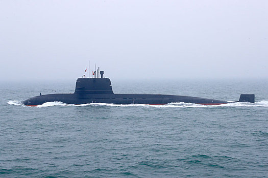 新型潜艇接受检阅