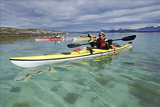 挪威,诺尔兰郡,海格兰德,夏天,水上运动,海上皮划艇,向上,海岸,清晰,水,山峦,背景