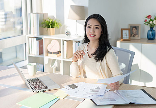 年轻女子休闲办公