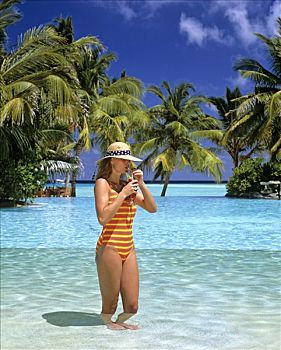 女青年,拿着,喝,游泳池,海洋,棕榈树,太阳,岛屿,阿里环礁,马尔代夫,印度洋
