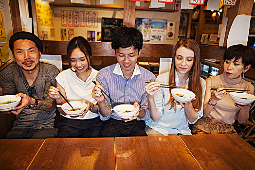 五个人,坐,桌子,餐馆,吃,碗,筷子