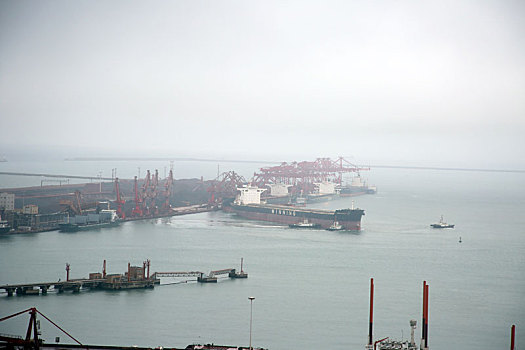 山东省日照市,台风过后港口生产加速,火车往来穿梭,轮船密集靠泊,一片繁忙景象