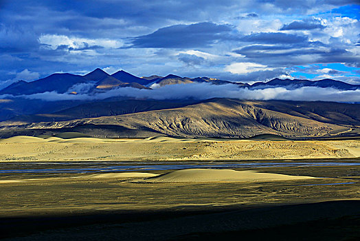西藏定结沙漠
