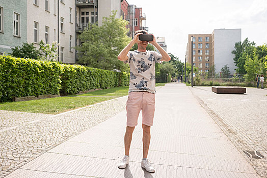 男人,虚拟现实,护目镜,城市,柏林,德国