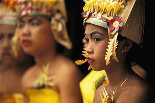 印度尼西亚,巴厘岛,女孩,典礼,坐,排,彩色,服饰,头饰,无肖像权