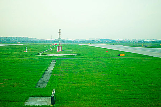 机场跑道绿地上的驱鸟设备