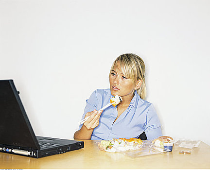 女人,电脑,吃饭